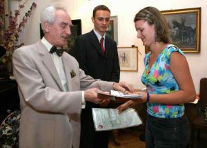 Tamara Niedkludow (Poland) receiving Diploma of Participation. Photo by L. Giza.